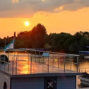 https://hausboot-la-mare-sonja.hotelsinbremen.net